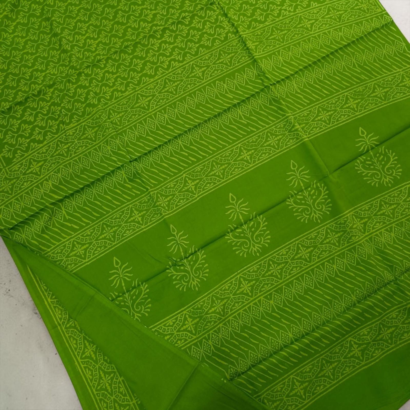 🌿 Green Printed Cotton Saree