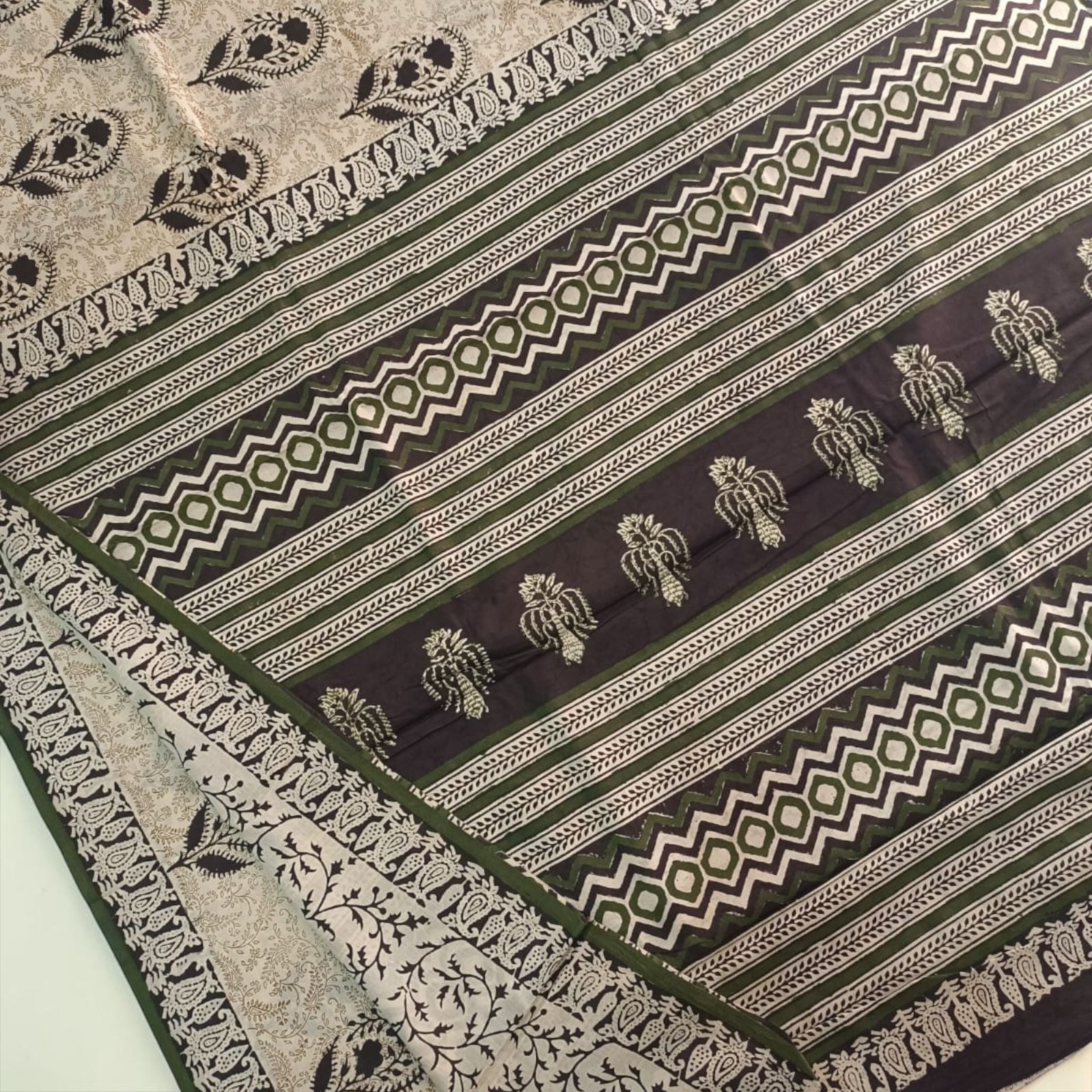 🌿 Beige & Black Printed Cotton Saree